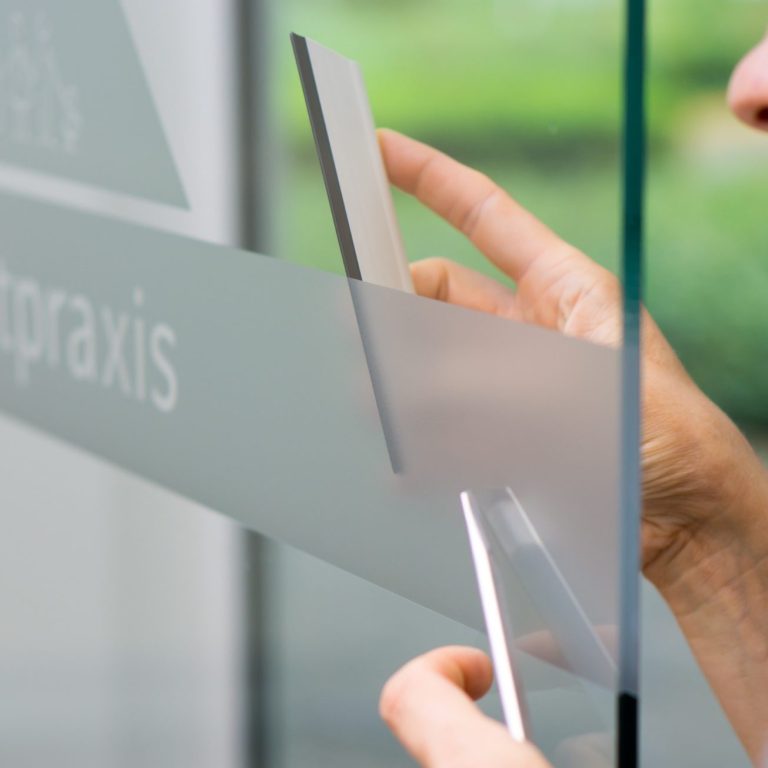 Büro-Glastür in Hamburg mit Milchglasfolie als Sichtschutz mit Logo von MTex montiert